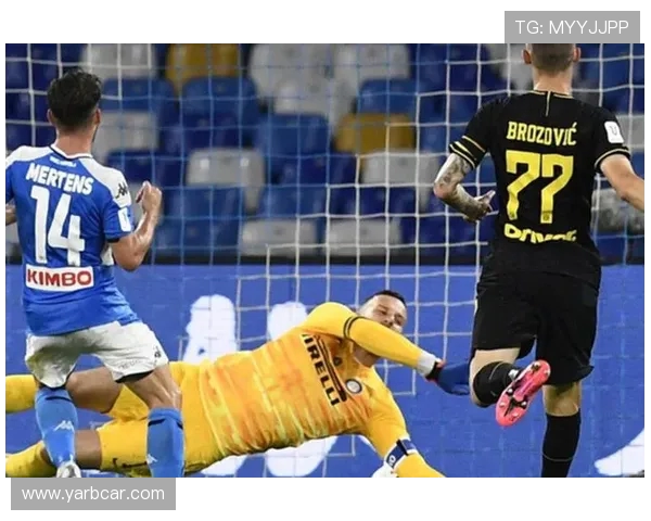 英超球员裆部撞门柱的尴尬瞬间合集